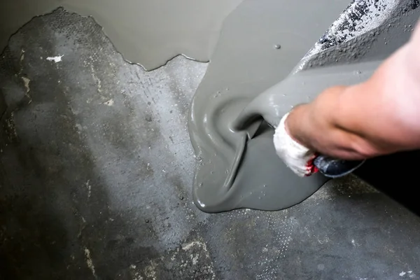 契約の家の販売を加速する画家の絵画ガレージの床 — ストック写真