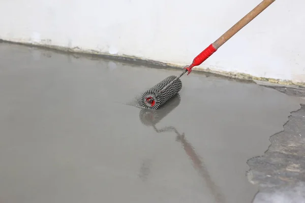 契約の家の販売を加速する画家の絵画ガレージの床 — ストック写真