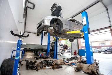 Krasnodar, Rusya - 10 Ekim 2016. Araba Asansör. Motor yağı ve iletim Denetim değiştirme