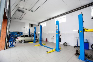 Krasnodar, Rusya - 10 Ekim 2016. Araba Asansör. Motor yağı ve iletim Denetim değiştirme