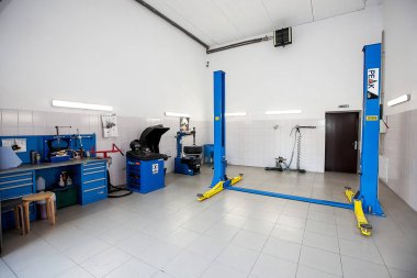 Krasnodar, Rusya - 10 Ekim 2016. Araba Asansör. Motor yağı ve iletim Denetim değiştirme