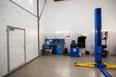 Krasnodar, Rusya - 10 Ekim 2016. Araba Asansör. Motor yağı ve iletim Denetim değiştirme