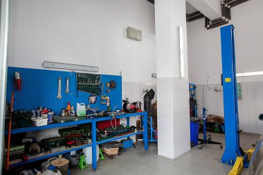 Krasnodar, Rusya - 10 Ekim 2016: servis istasyonu. Araçları ile iç.