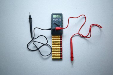 Krasnodar, Rusya Federasyonu-Kasım 18,2018. Pil şarjı multimetre yakın çekim ile kontrol.