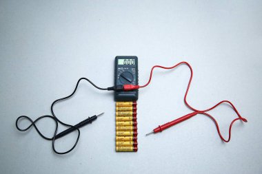 Krasnodar, Rusya Federasyonu-Kasım 18,2018. Pil şarjı multimetre yakın çekim ile kontrol.