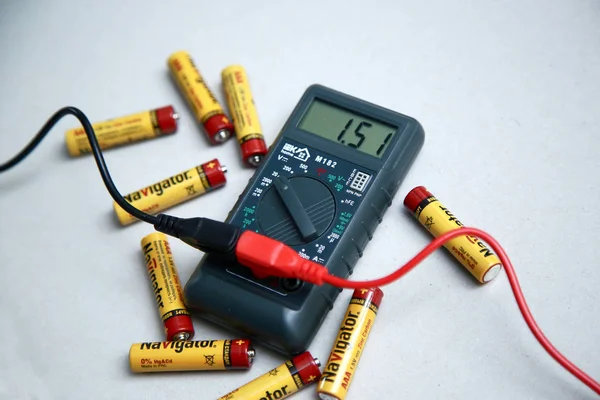 Krasnodar Russia November 2018 Checking Battery Charge Multimeter Close — Stock Photo, Image