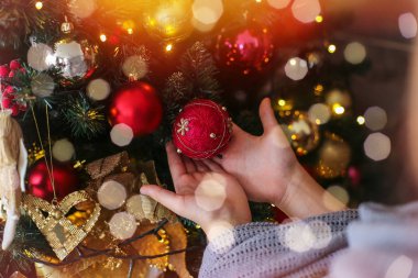 Yılbaşı oyuncak güzel bir Noel ağacı üzerinde