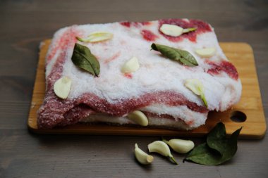 Domuz yağı sarımsak ile bir parça. Ev mutfak.