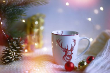 Arka planda bir geyik ile fincan ışıkları Noel Garland