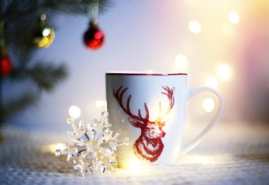 Arka planda bir geyik ile fincan ışıkları Noel Garland