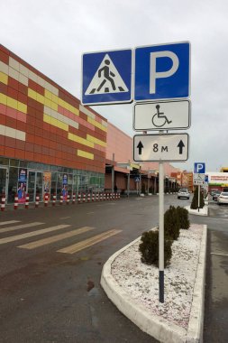 Krasnodar, Rusya - 11 Ocak 2019. Trafik işareti Büyük bir alışveriş merkezi yakınında Otopark ve Yaya geçidi