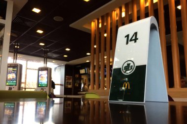 Krasnodar, Rusya - 11 Ocak 2019. Mcdonalds restoranda masada Sipariş 14