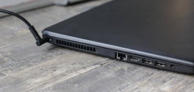 Şarjı dizüstü bilgisayara bağlama. Teknolojik detaylar.