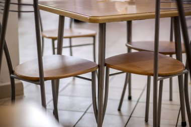 Bir alışveriş merkezinde masa ve sandalyeler.