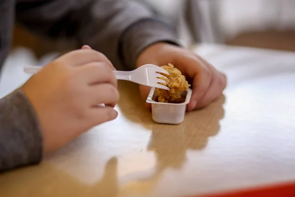 Nuggets Frango Nas Mãos Adolescente Fast Food Shopping — Fotografia de Stock