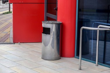 Alan. Alışveriş merkezine girişine yakın çöp kutusu.