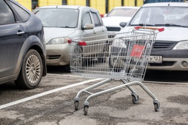 Krasnodar, Rusya Federasyonu-Aralık 15, 2018. Arabalar arasında otopark sepete bakkal.