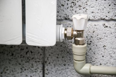 Manometre, boru, debimetre, su pompaları ve kazan dairesi evde sisteminde Isıtma vanaları kapatın