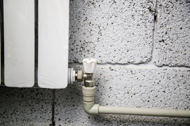 Manometre, boru, debimetre, su pompaları ve kazan dairesi evde sisteminde Isıtma vanaları kapatın