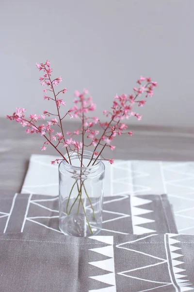 Fleurs Roses Dans Bocal Verre Sur Fond Gris Clair Fête — Photo