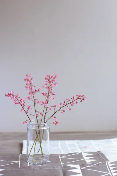 Fleurs Roses Dans Bocal Verre Sur Fond Gris Clair Fête — Photo