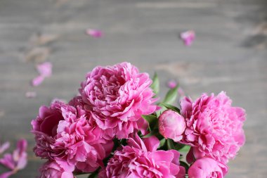   Ahşap arka planda pembe şakayık çiçekler. Anneler günü. Düz döşeme, üst görünüm. 