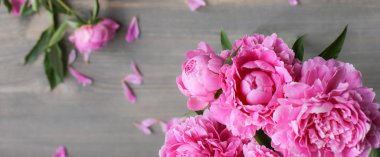 Çiçek kompozisyon. Ahşap arka plan üzerinde pembe şakayık çiçekleri. Anneler günü. Düz yatıyordu, en iyi görünümü. 