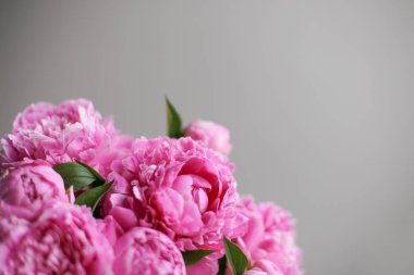 Çiçek kompozisyon. Ahşap arka plan üzerinde pembe şakayık çiçekleri. Anneler günü. Düz yatıyordu, en iyi görünümü. 