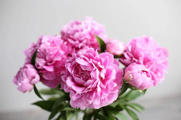 Samenstelling Van Bloemen Roze Pioen Bloemen Houten Achtergrond Moederdag Plat — Stockfoto