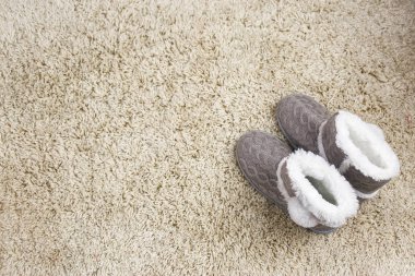 Açık halı da kapalı gri kürk terlik