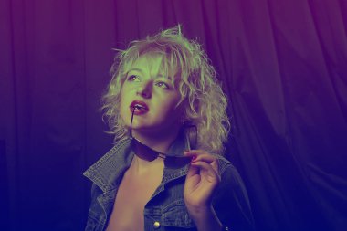 Neon ışık gözlükile genç bir zarif kız portresi. Bea