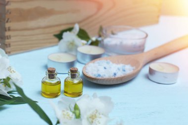 Aromatik yağlar, deniz tuzu, mumlar ve yasemin çiçekleri. Masaj ve rahatlama için spa malzemeleri.