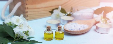 Aromatik yağlar, deniz tuzu, mumlar ve yasemin çiçekleri. Masaj ve rahatlama için spa malzemeleri.