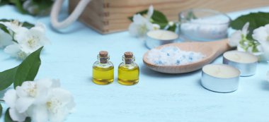 Aromatik yağlar, deniz tuzu, mumlar ve yasemin çiçekleri. Masaj ve rahatlama için spa malzemeleri.
