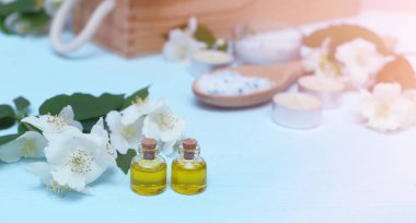 Aromatik yağlar, deniz tuzu, mumlar ve yasemin çiçekleri. Masaj ve rahatlama için spa malzemeleri.