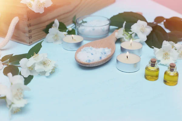 Aceites aromáticos, sal marina, velas y jazmín. Ingredientes de spa para masajes y relajación . —  Fotos de Stock