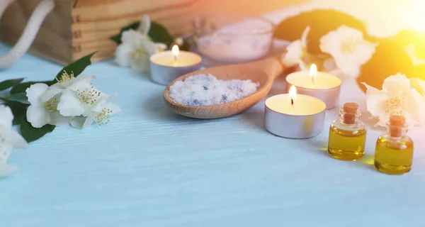 Oli aromatici, sale marino, candele e fiori di gelsomino. Ingredienti Spa per massaggi e relax . — Foto Stock