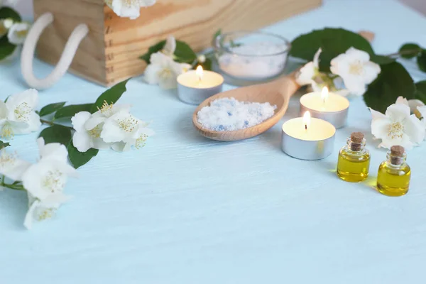 Aromatické oleje, mořská sůl, svíčky a Jasmína. Lázeňské ingredience pro masáž a relaxaci. — Stock fotografie
