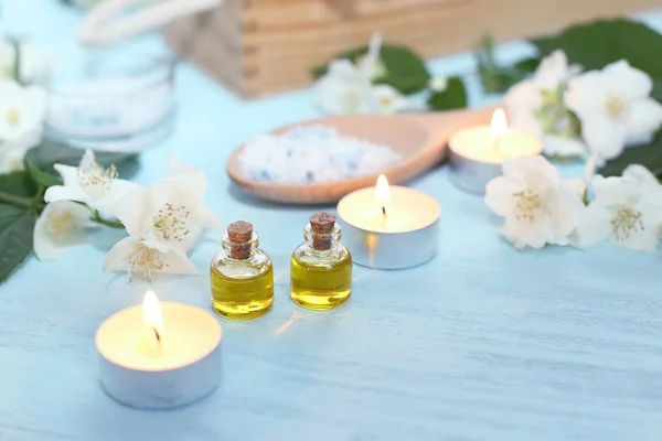 Óleos aromáticos, sal marinho, velas e flores de jasmim. Ingredientes de spa para massagem e relaxamento . — Fotografia de Stock