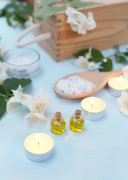 Óleos aromáticos, sal marinho, velas e flores de jasmim. Ingredientes de spa para massagem e relaxamento . — Fotografia de Stock