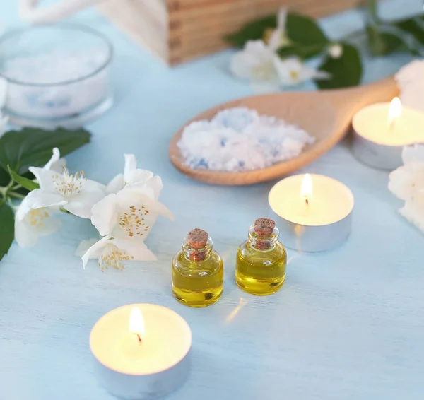 Aceites aromáticos, sal marina, velas y jazmín. Ingredientes de spa para masajes y relajación . —  Fotos de Stock