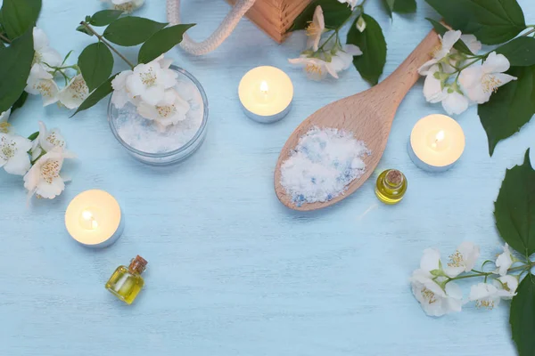 Óleos aromáticos, sal marinho, velas e flores de jasmim. Ingredientes de spa para massagem e relaxamento . — Fotografia de Stock