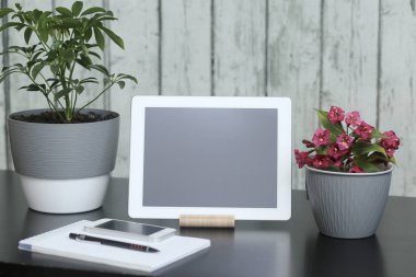 Tablet bilgisayar, Ev tesisi, defter, masada telefon. Evde çalışmak. Gadgets ve elektronik.