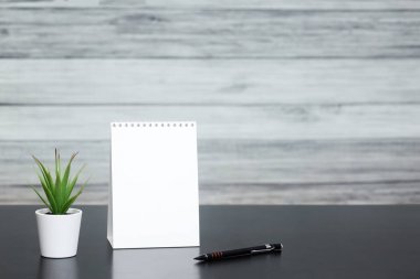 Tablo üzerinde bir pot metin, ev bitki için yer ile not defteri. Günün modu, zamanlama, ücretsiz ve çalışma zamanı.