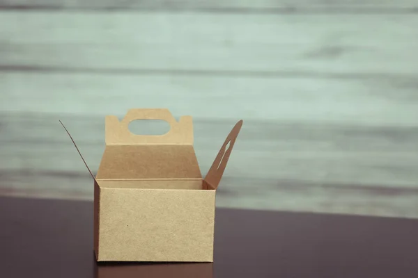 Caixa de papelão vazia para um presente na mesa . — Fotografia de Stock
