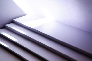 Açık kapı ve merdiven ile dış gölge ile kağıt ev