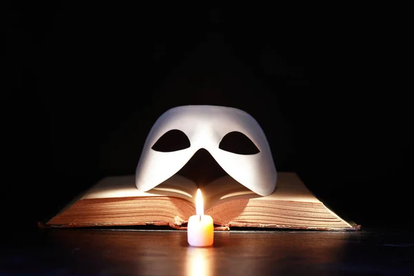 Máscara Veneziana Branca Clássica Livro Velho Perto Vela Iluminação Contra — Fotografia de Stock