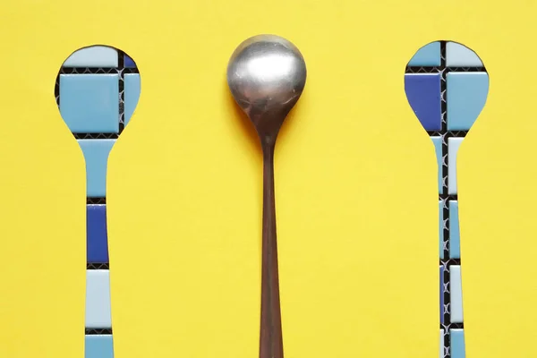 Abstract Concept One Metal Spoon Two Spoons Gap Yellow Paper — Stock Photo, Image
