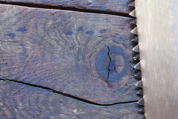 木质背景钢锯特写 — 图库照片
