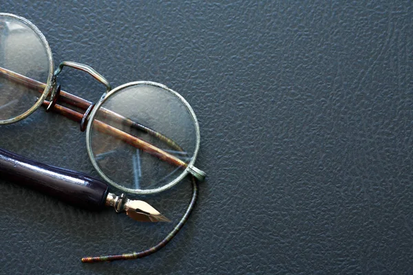 Kalem Koyu Arka Plan Üzerinde Yakınındaki Eski Gözlük Closeup — Stok fotoğraf
